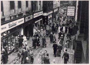 Vista degli acquirenti in Trinity Street, Leeds, 1956 da English Photographer